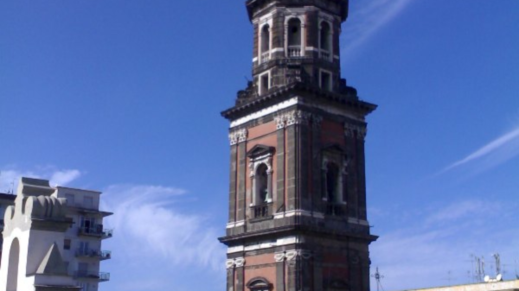 Campanile_della_Basilica_del_Carmine_Maggiore